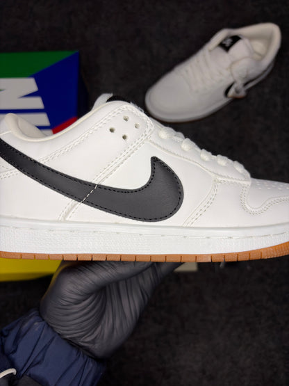 Nike SB Dunk Low ‘White Black Gum’