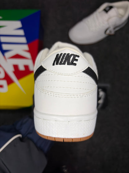 Nike SB Dunk Low ‘White Black Gum’